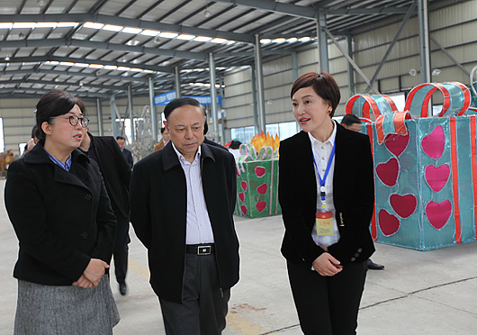 省政協副主席陳文華就“自貢彩燈在文化‘走出去’戰(zhàn)略中的作用”進行調研